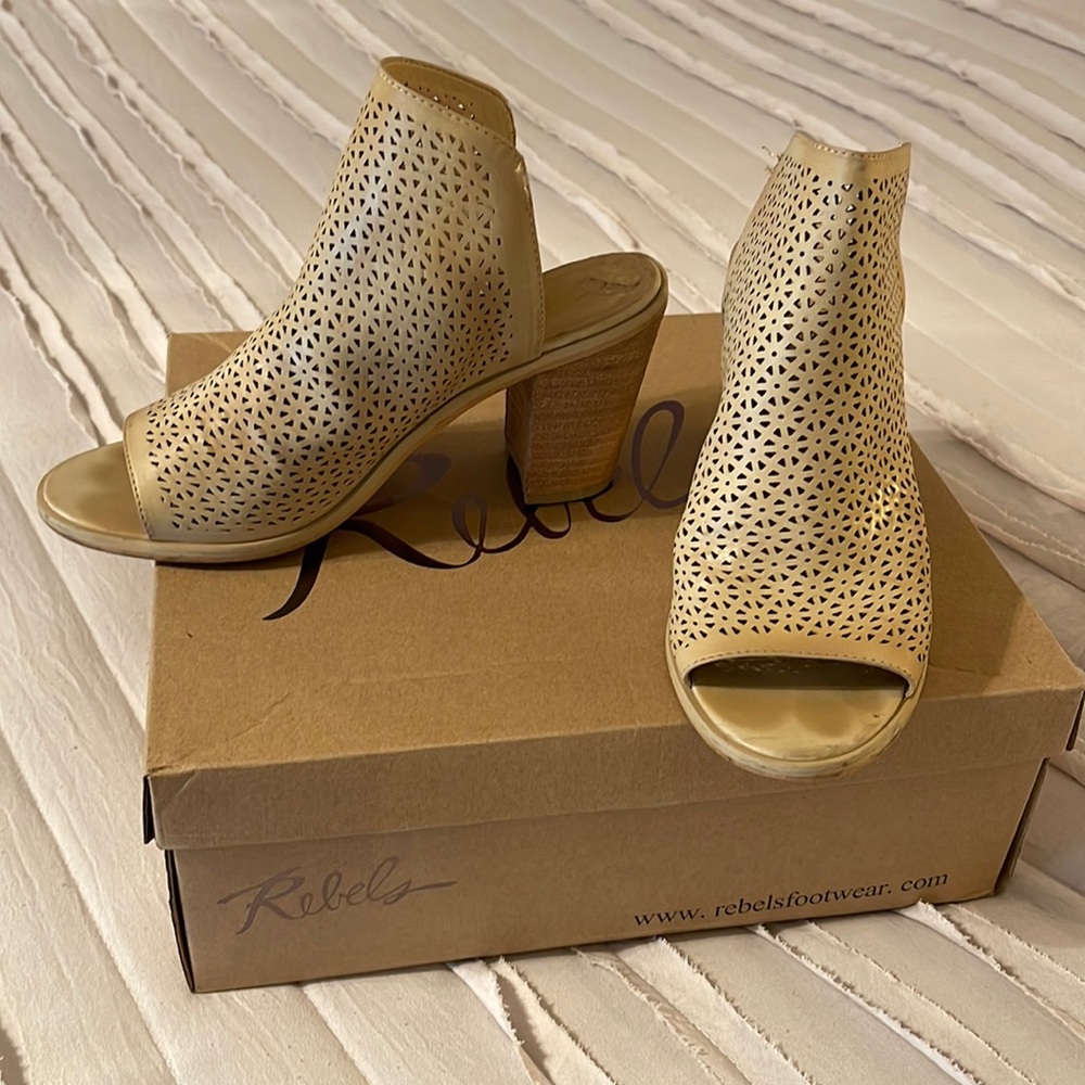 Women open toes mules